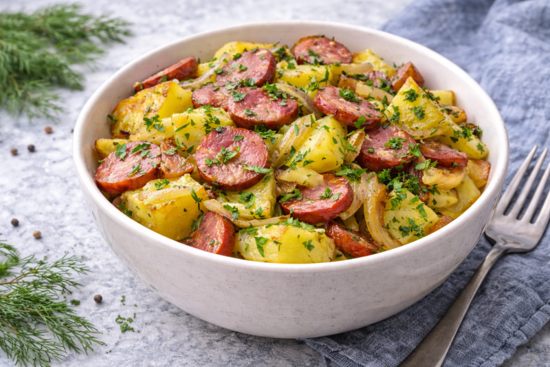 Тёплый салат с сервелатом из телятины и картофелем