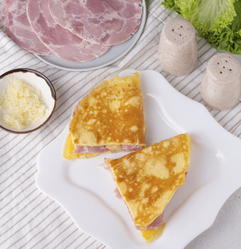 Омлет с ветчиной «Белый мрамор» и сыром