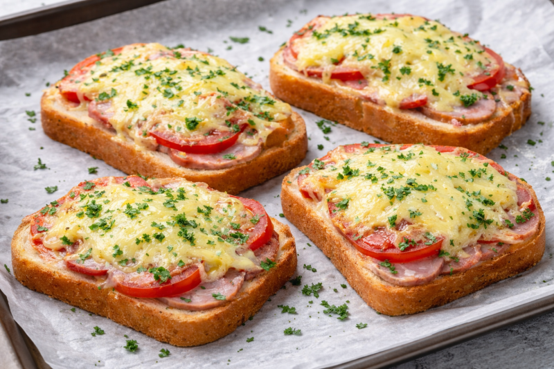 Горячие бутерброды с ветчиной и сыром